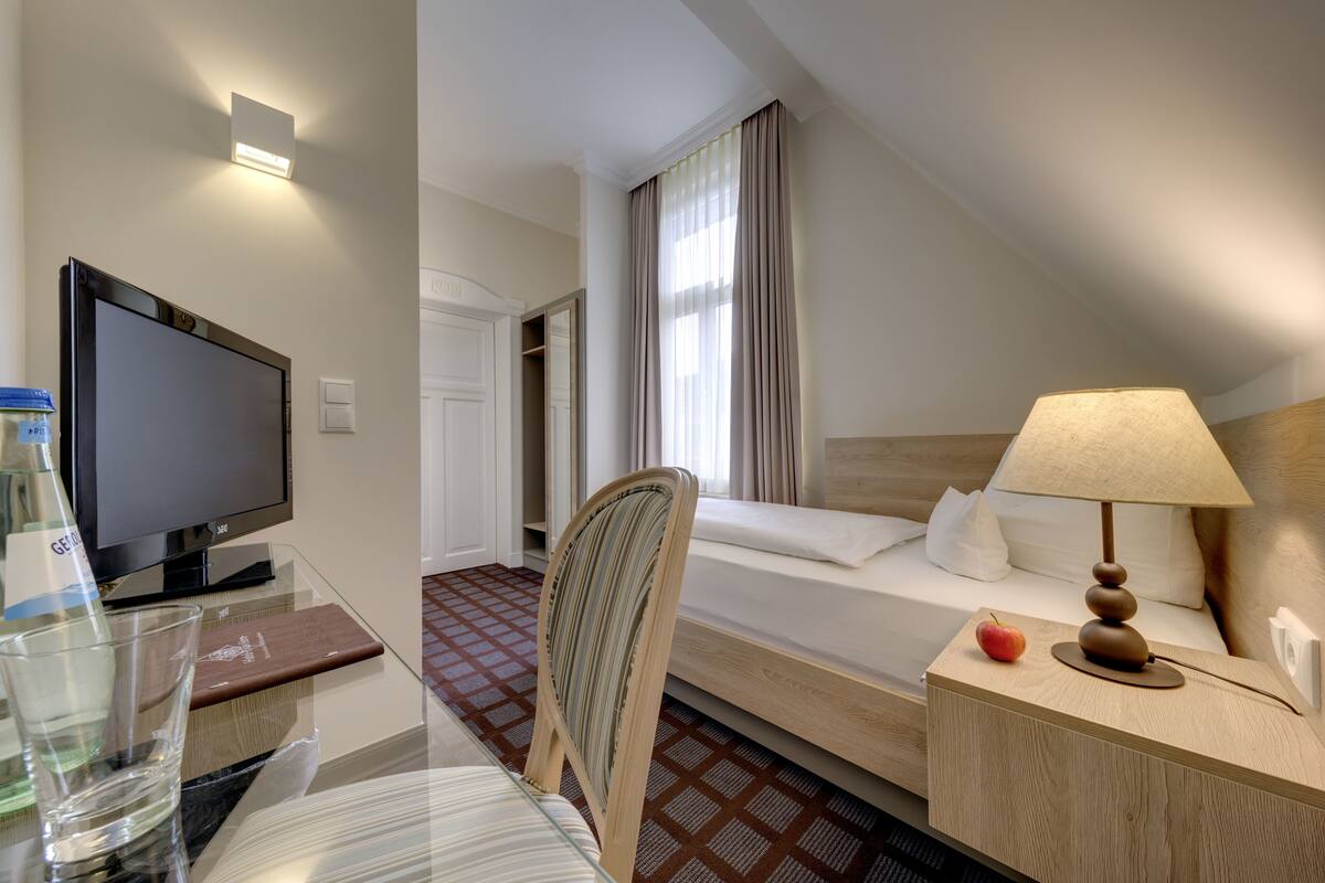 single room, 1 single bed | blackout curtains, iron/ironing board, cots/infant beds, rollaway beds