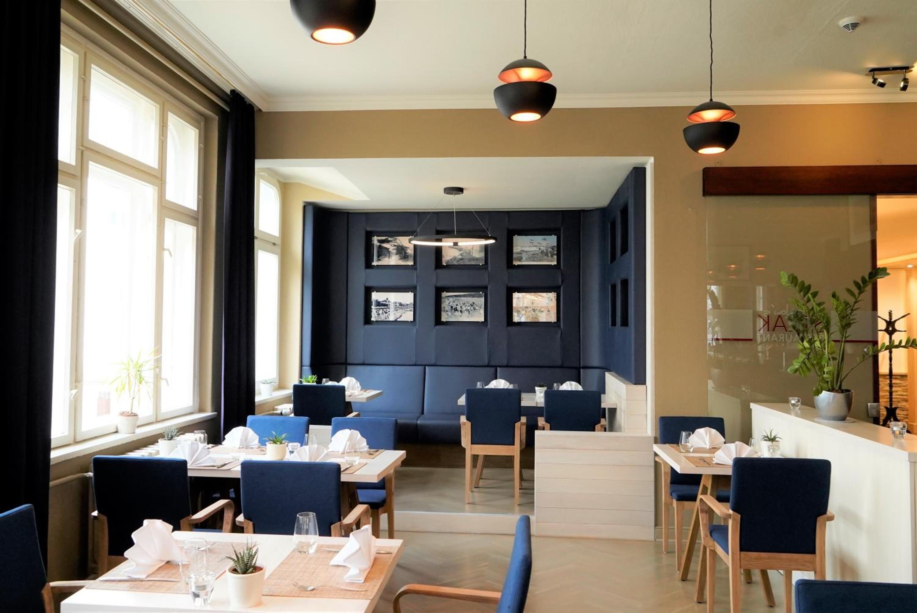 breakfast, lunch and dinner served