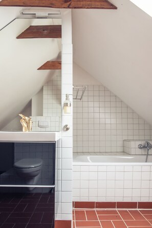 Apartment (Himmelsblick) | Bathroom | Shower, rainfall showerhead, hair dryer, towels