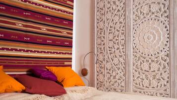 Apartment (Sir Henry) | Free WiFi, bed sheets