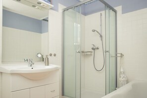 Apartment (Müllerhaus) | Bathroom | Shower, rainfall showerhead, hair dryer, towels - Hermannsmühle (Treuenbrietzen)