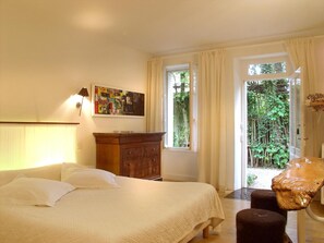 Decoración personalizada, muebles diferentes y cortinas blackout