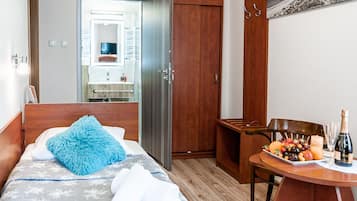 Einzelzimmer | Wohnbereich | 42-Zoll-Flachbildfernseher mit Kabelempfang, Fernseher