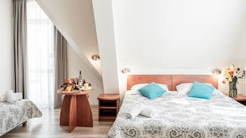 Triple Room | Minibar, in-room safe, desk, blackout drapes