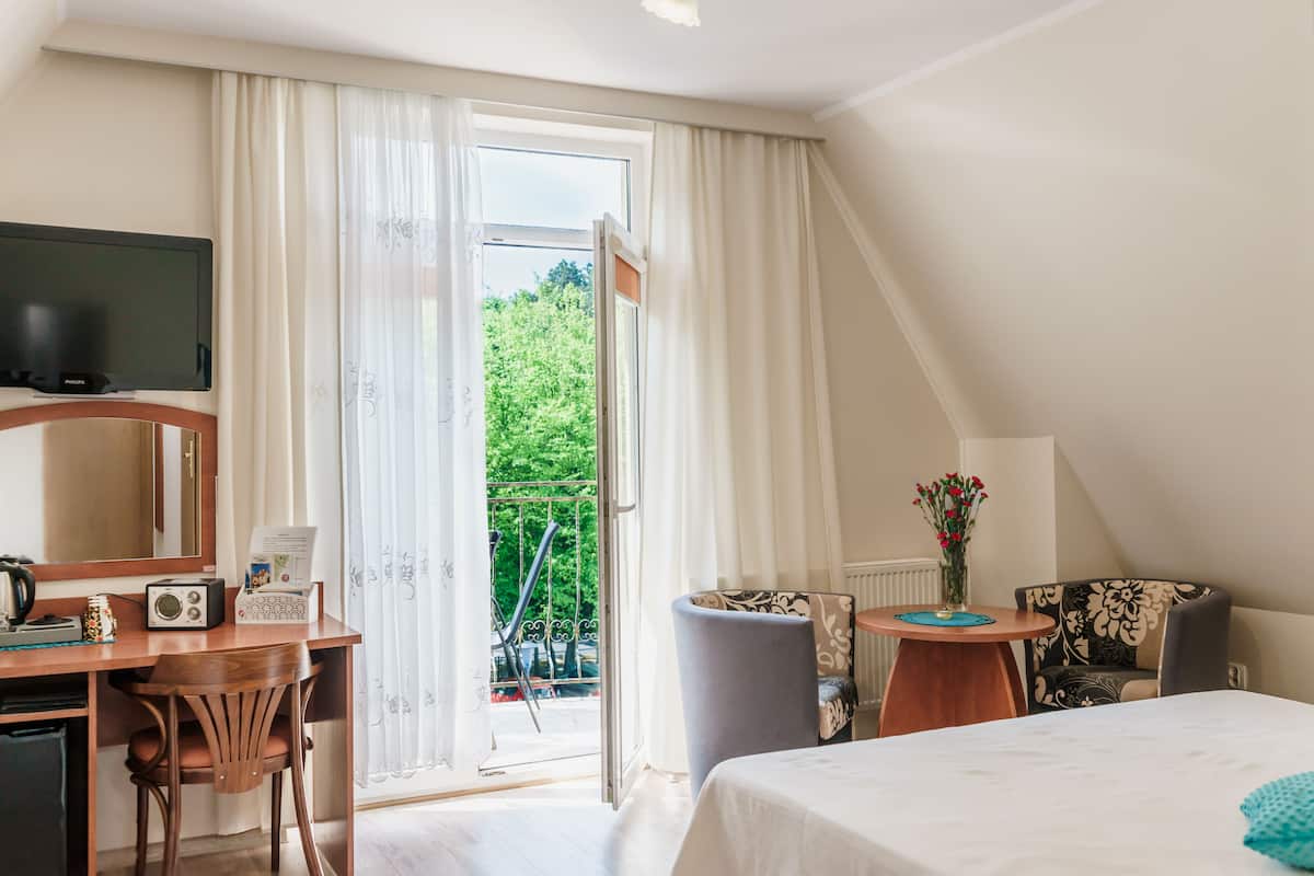 Triple Room | Minibar, in-room safe, desk, blackout drapes