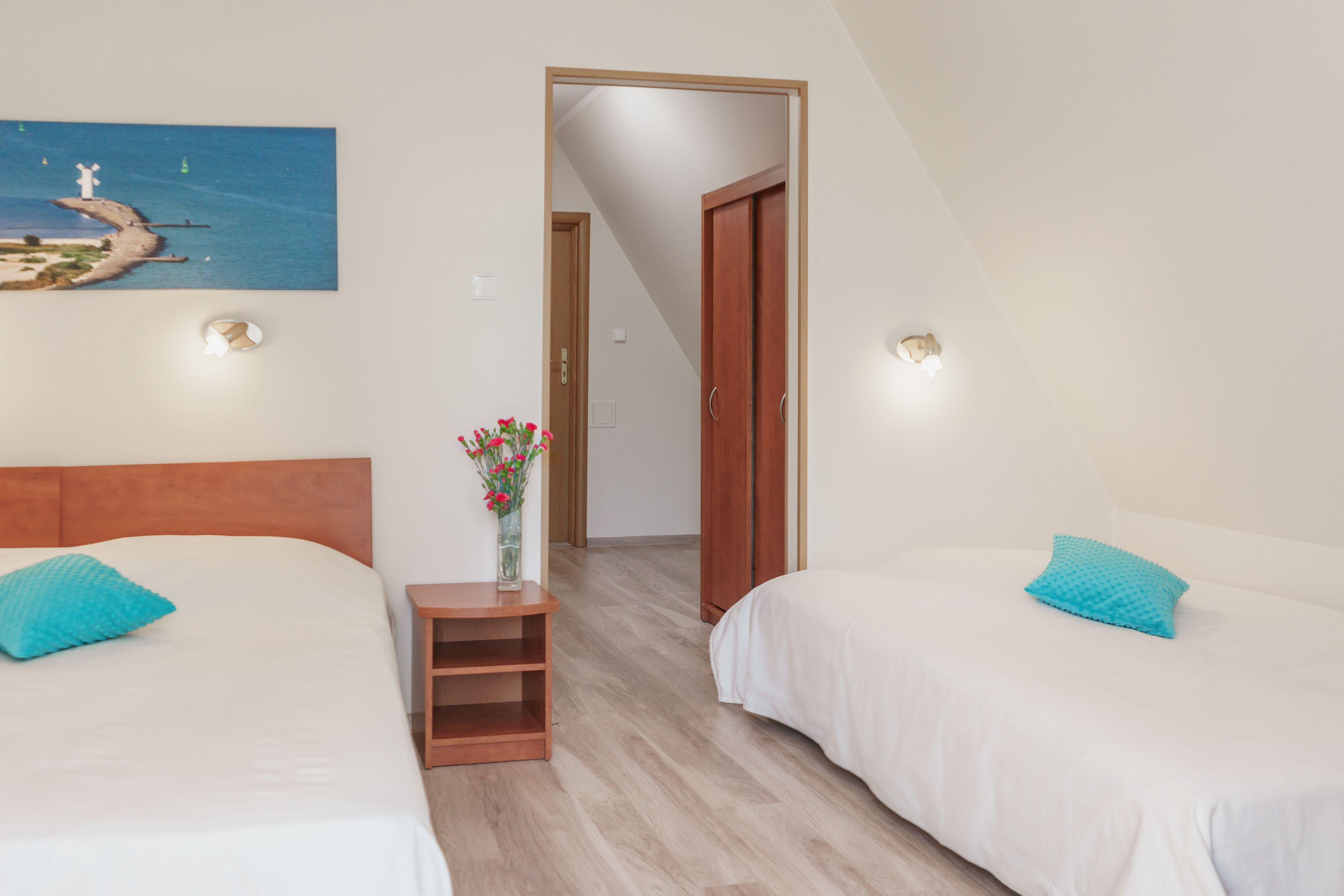 三人房 | 迷你吧、客房内保险箱、办公桌、遮光窗帘