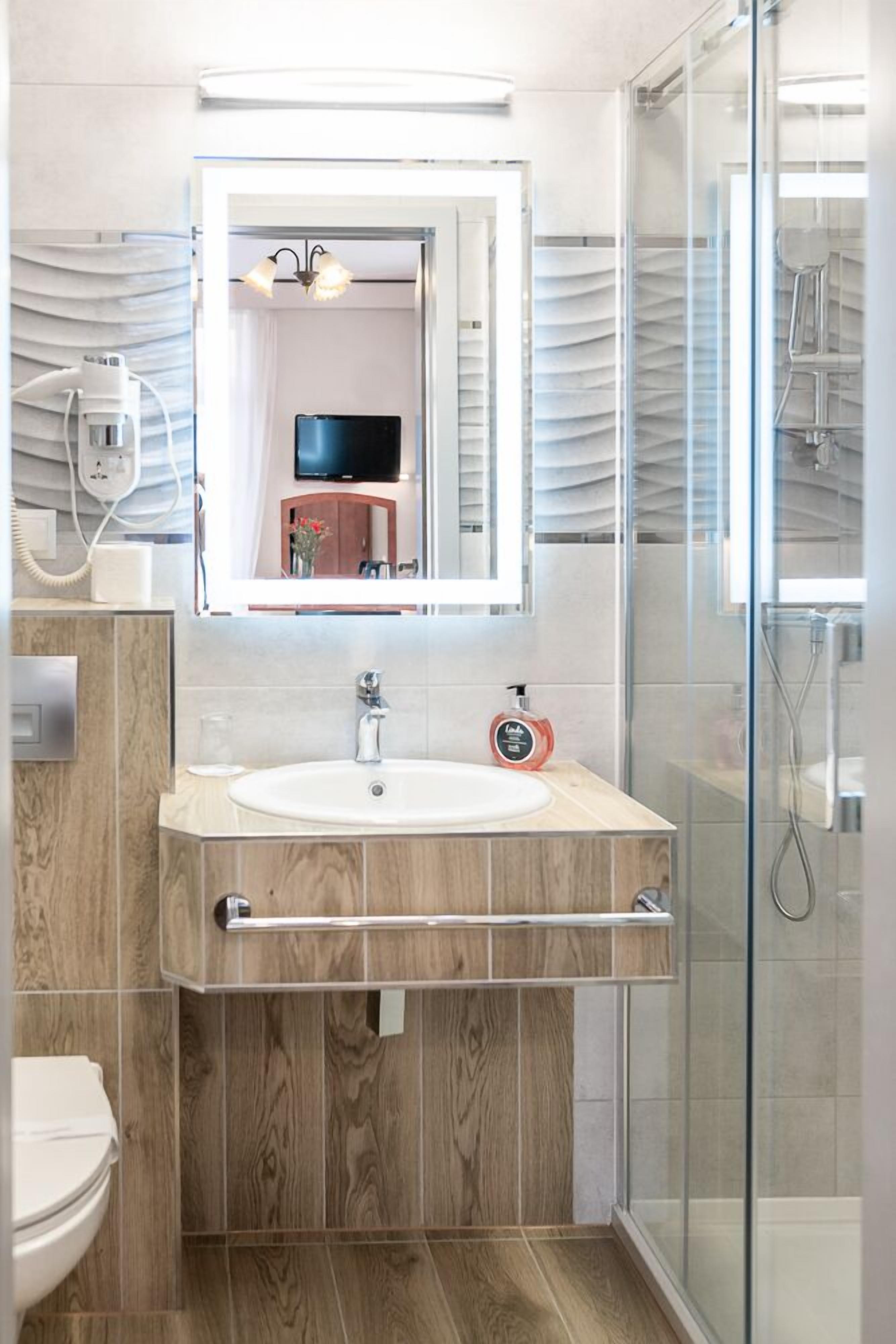 single room | bathroom | shower, eco-friendly toiletries, hair dryer, towels