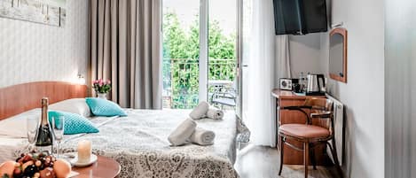 Chambre classique double ou avec lits jumeaux | Aire de séjour | Téléviseur à écran plat de 42 po avec télévision par cùble, téléviseur