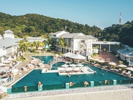 Una piscina al aire libre, sillones reclinables de piscina