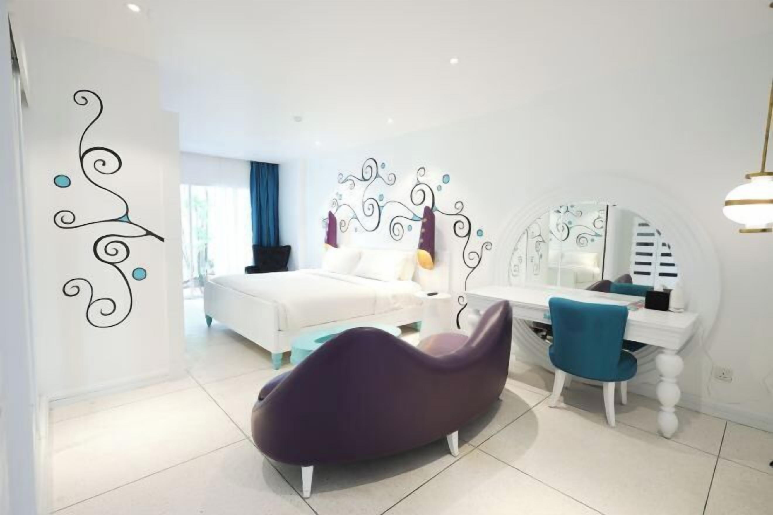 Bar mini, peti besi dalam bilik, meja, ruang kerja komputer riba 