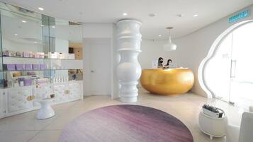 Couples treatment rooms, body treatments, aromatherapy