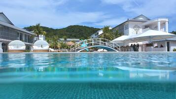 Piscina externa, espreguiçadeiras