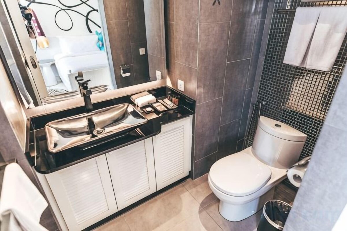 Shower, rainfall showerhead, free toiletries, hair dryer