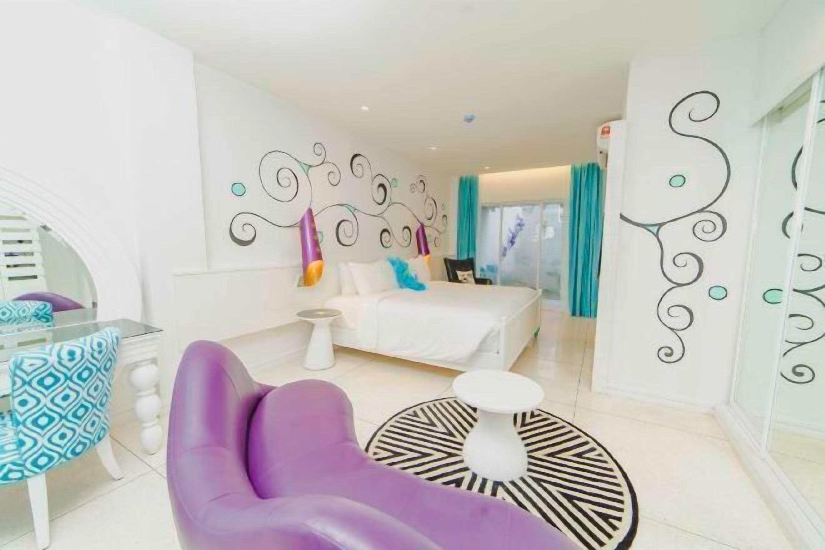 Bar mini, peti besi dalam bilik, meja, ruang kerja komputer riba 