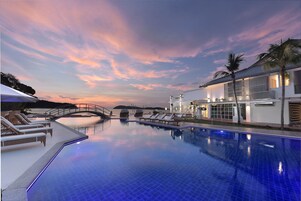 Piscina externa, espreguiçadeiras