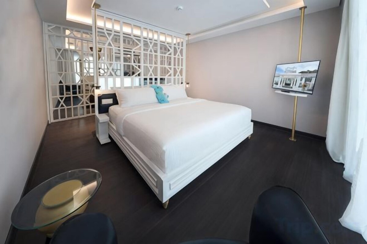 In-room safe, desk, laptop workspace, soundproofing