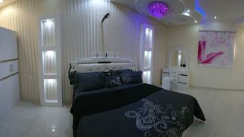 Familienchalet, 2 Schlafzimmer, eigener Pool | 2 Schlafzimmer, Zimmersafe, Bügeleisen/Bügelbrett, kostenlose Babybetten