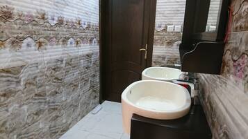Familienchalet, 2 Schlafzimmer, eigener Pool | Badezimmer | Dusche, kostenlose Toilettenartikel, Handtücher