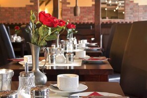 Free daily buffet breakfast - Ostsee-Rittergut-Rügen – BinzHotel & OrdensKapelle (Binz)
