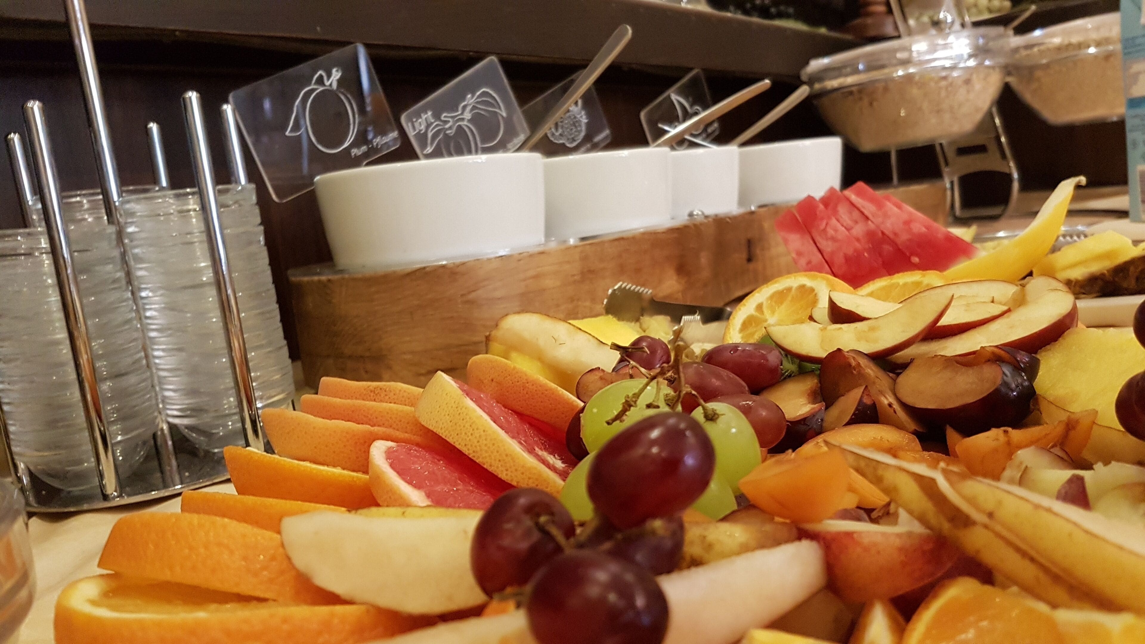 Eine Obstplatte mit verschiedenen Früchten und einer Holzbrett.