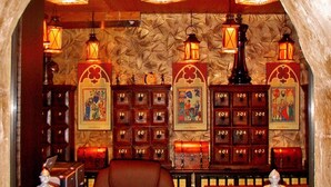 A lobby with stone walls, wooden benches, and multiple lanterns. - Ostsee-Rittergut-Rügen – BinzHotel & OrdensKapelle (Binz)