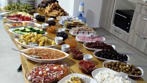 فطور من الأطباق المحلية مجانًا يوميًا