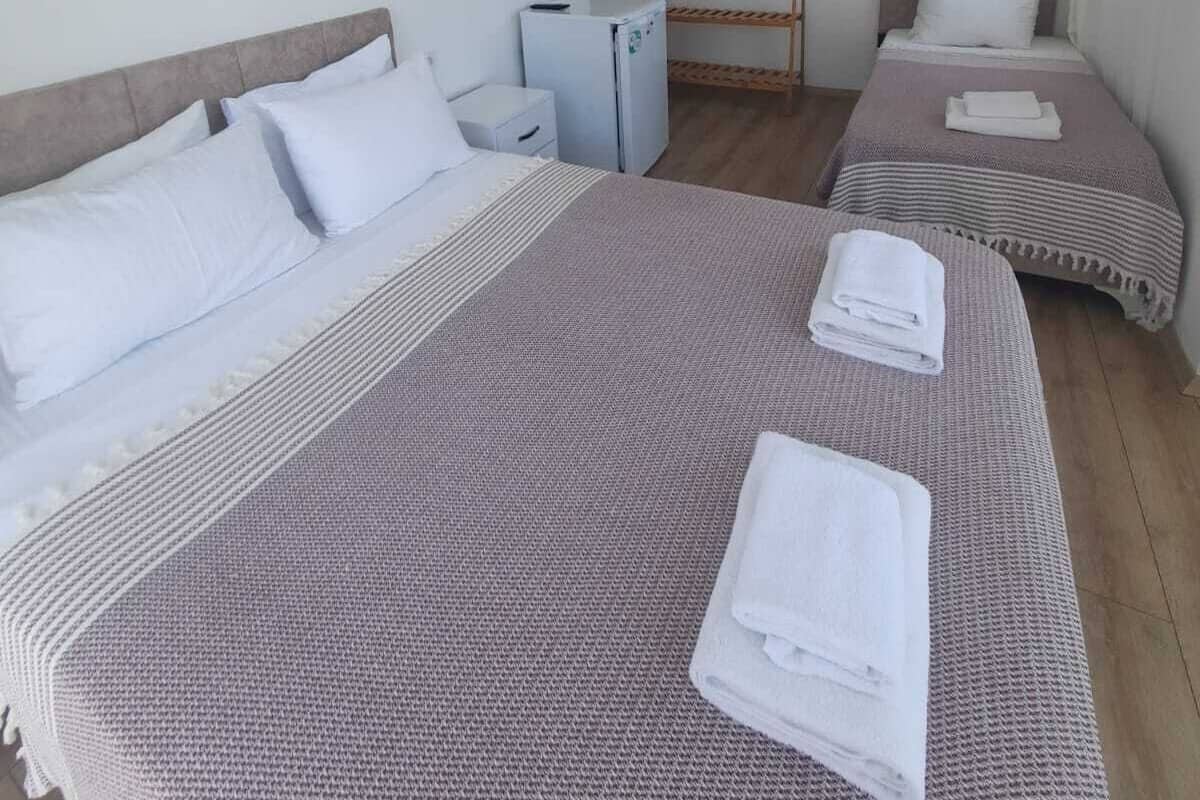 Habitación triple | Ropa de cama de alta calidad y caja de seguridad en la habitación