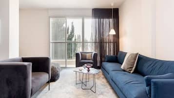 Apartment, 2 Bedrooms | Front of property