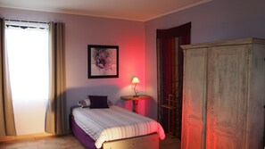 Premium Triple Room | Soundproofing, iron/ironing board, free WiFi, bed sheets - Hôtel le Relais du Luberon (Maubec)