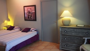A bedroom with a bed, two bedside tables, a dresser, a lamp, and a framed picture on the wall. - Hôtel le Relais du Luberon (Maubec)