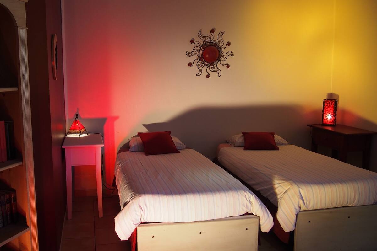 Standard Quadruple Room | Kalis bunyi, seterika/papan seterika, Wi-fi percuma, cadar katil 