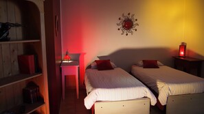 Standard Quadruple Room | Soundproofing, iron/ironing board, free WiFi, bed sheets - Hôtel le Relais du Luberon (Maubec)