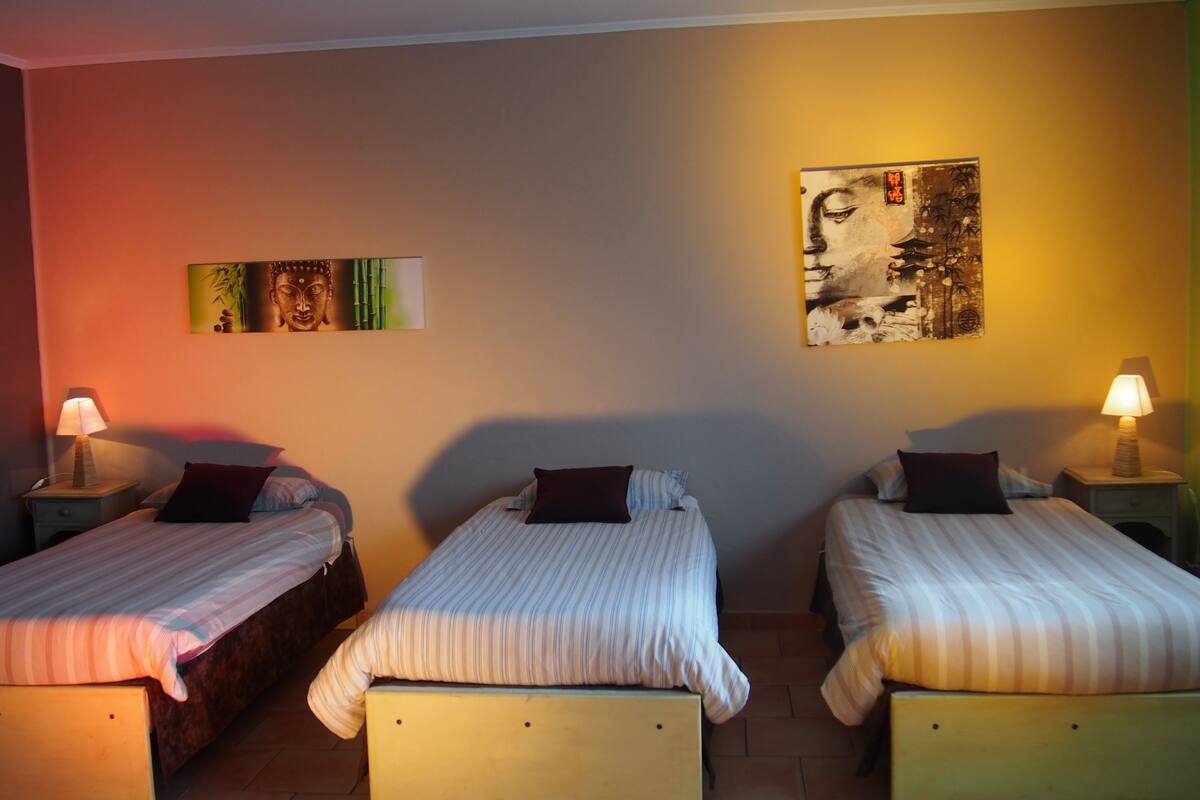 Premium Quadruple Room | Kalis bunyi, seterika/papan seterika, Wi-fi percuma, cadar katil 
