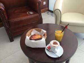 Daily continental breakfast for a fee - Hotel La Regence (Villefranche-sur-Mer)