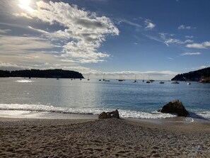 Una spiaggia nelle vicinanze, sabbia bianca