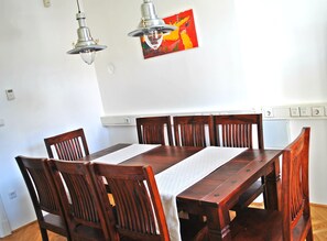 Apartment, 3 Bedrooms, Garden View | In-room dining
