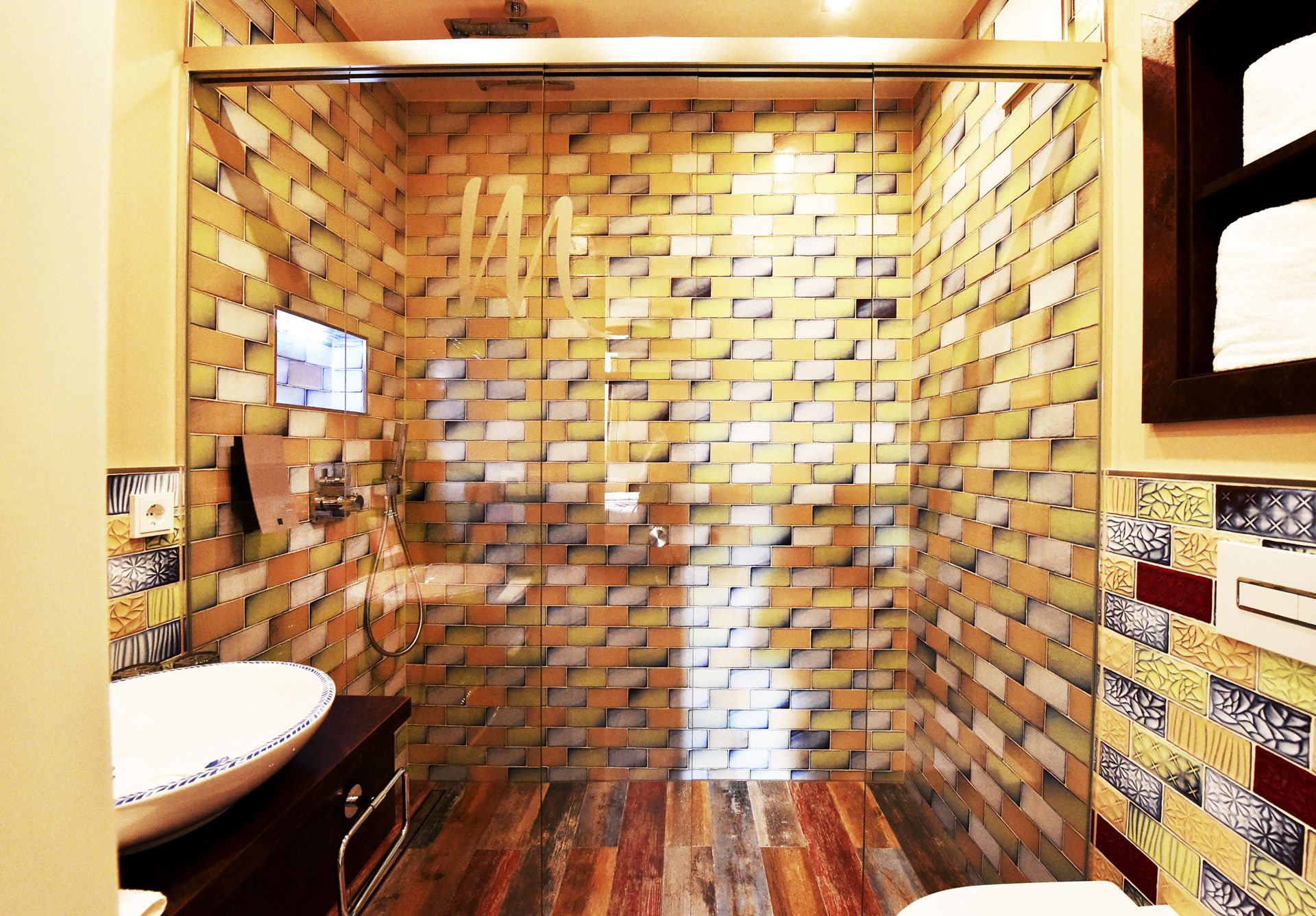 deluxe double room (afrika) | bathroom | shower, free toiletries, hair dryer, towels