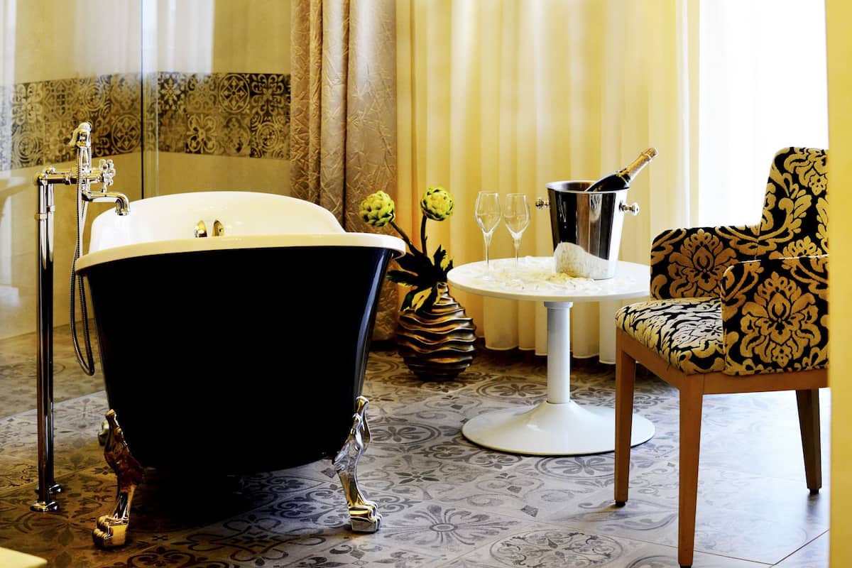 deluxe double room, 1 king bed, bathtub (rendevous) | premium bedding, in-room safe, individually decorated