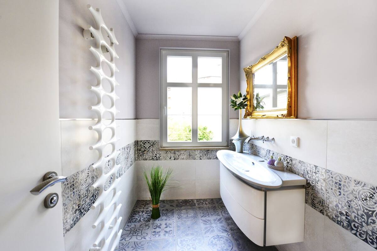 deluxe double room, 1 king bed, bathtub (rendevous) | bathroom | shower, free toiletries, hair dryer, towels