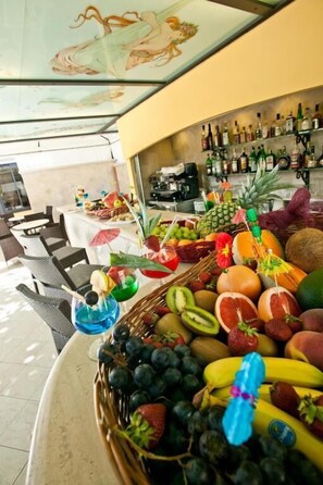 Petit déjeuner, déjeuner et dîner servis sur place