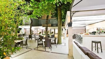 Breakfast, lunch and dinner served