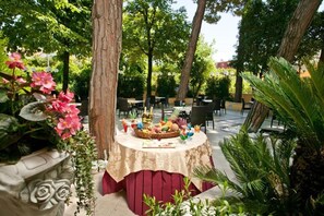 Breakfast, lunch and dinner served - Hotel Belsoggiorno (Rimini)
