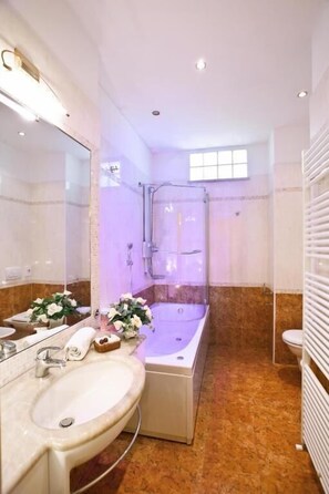 Shower, free toiletries, hair dryer - Hotel Belsoggiorno (Rimini)