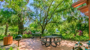 BBQ/picnic Area - CP-104: Clearwater Luxury Apartment (Clearwater)