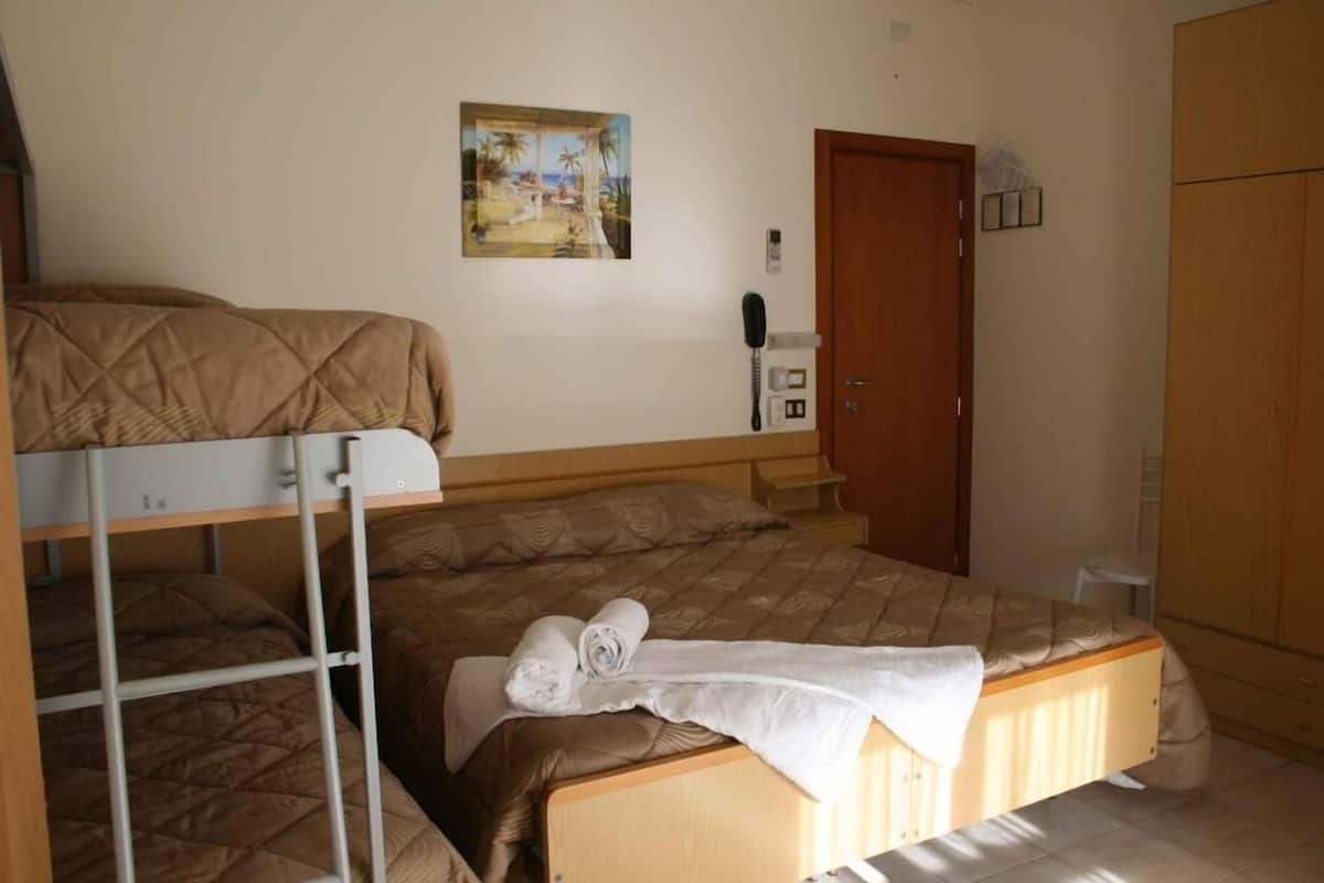 Quadruple Room | In-room safe, bed sheets