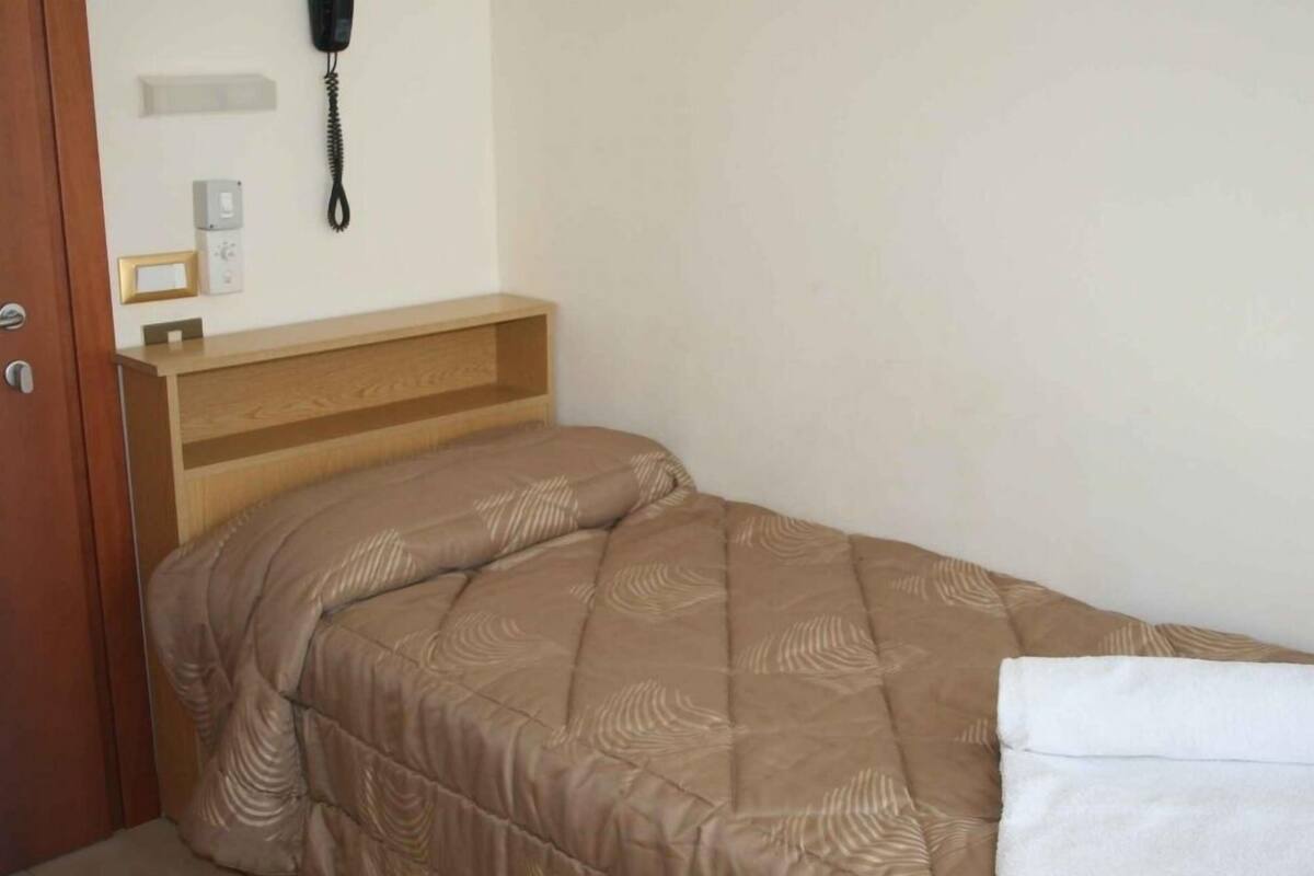 Single Room | In-room safe, bed sheets