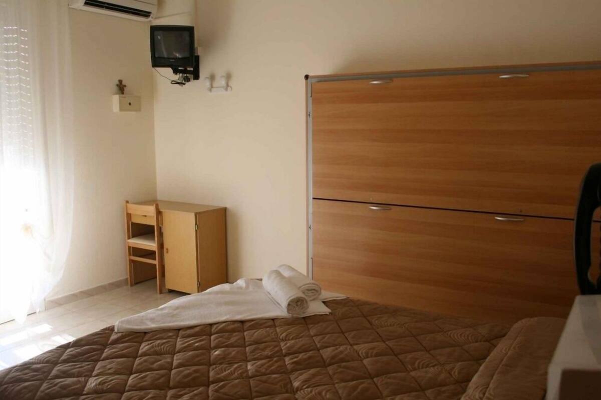 In-room safe, bed sheets