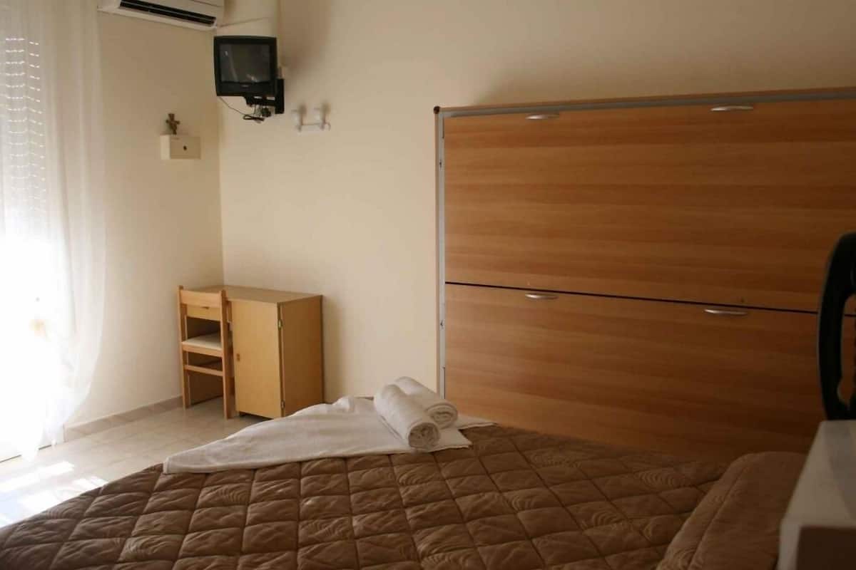 In-room safe, bed sheets