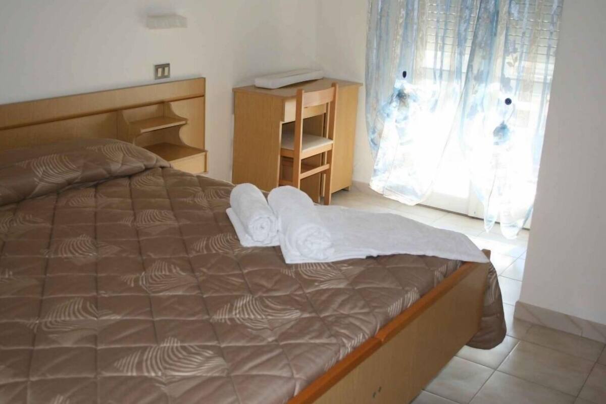In-room safe, bed sheets