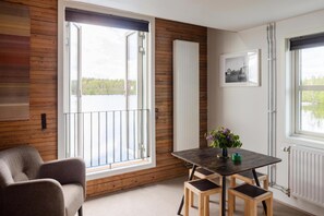 Comfort Studio Suite, Lake View (Split Level with Stairs) | Living room - Upperud 99 (Åsensbruk)